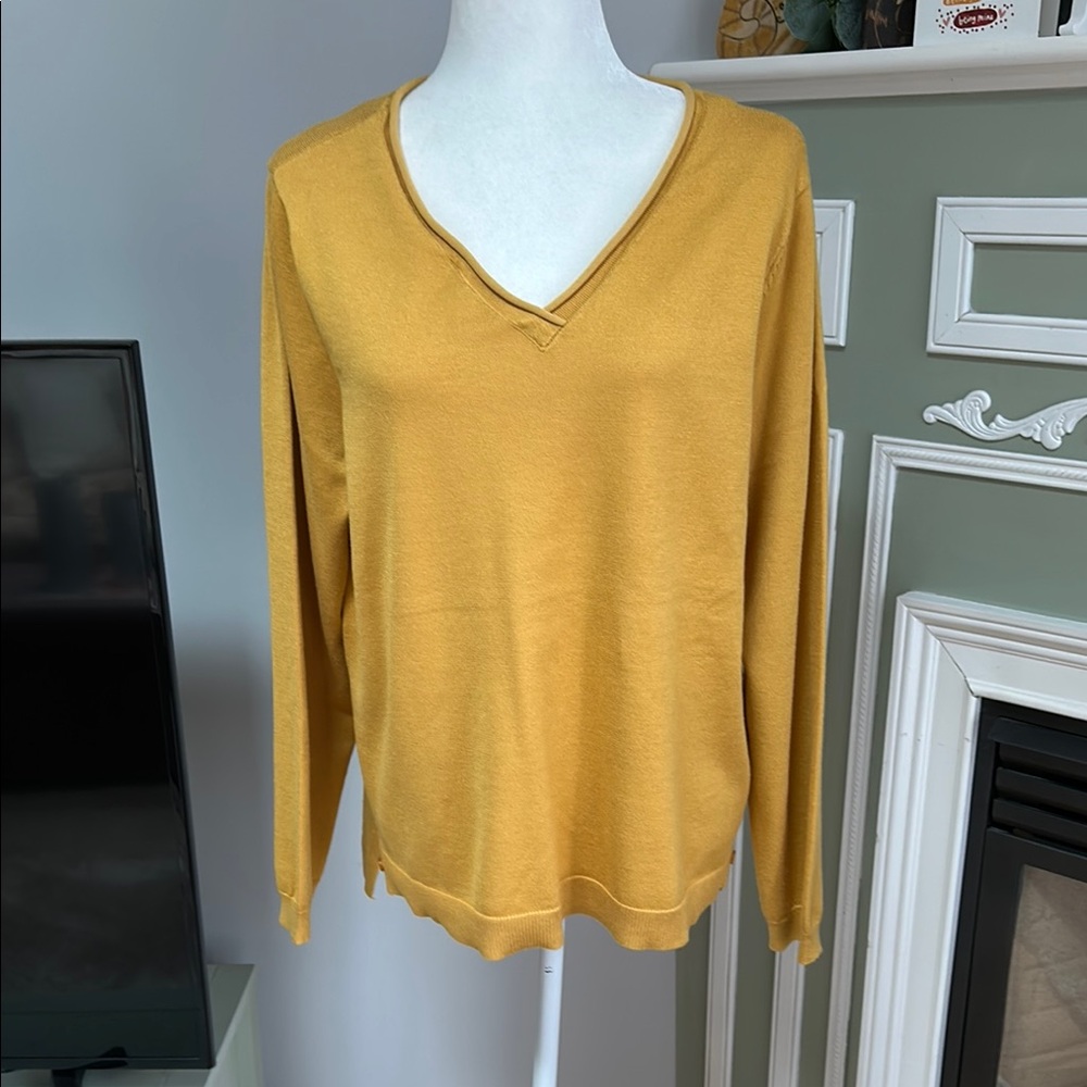 Tint & Shadow Women’s Sweater